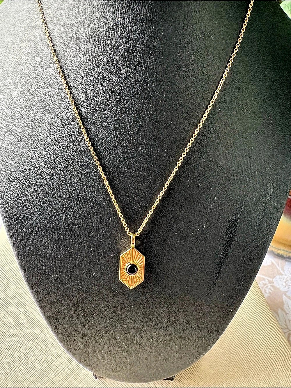 Elizabeth Stone Gold & Black Pendant Necklace Like New